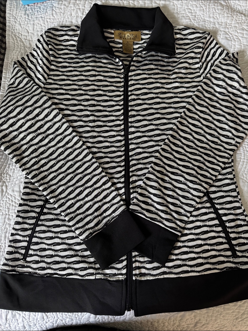 Sophisticate Black and White Wavy-Pattern Zip shell - Lightweight